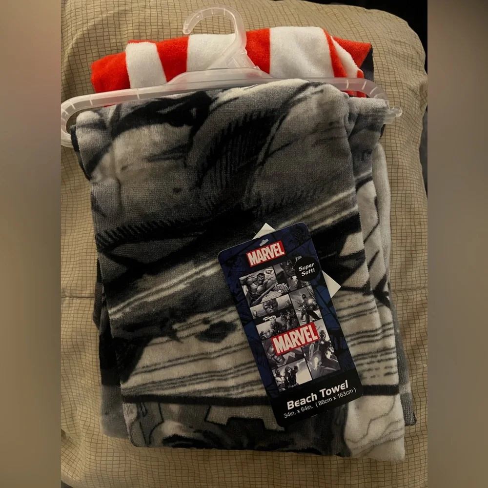 Marvel Avengers Beach Towel black & white